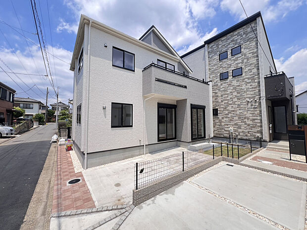 【1号棟　外観写真】　全居室南向き設計で日当り良好の新築戸建です。2部屋から行き来ができるワイドバルコニー付き。WICや階段下収納など随所に収納スペースを設けました。