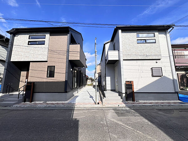【外観写真】　全2家族の新たなコミュニティ！全棟WIC付き◎土間収納やパントリーなど、収納豊富な2階建・3LDKの新築戸建。東葉高速線「飯山満」駅まで徒歩17分の立地です。