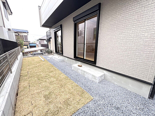 【【お庭】】南西側に位置するお庭です。お子様のプレイスペースや家庭菜園など、多用途に活用可能です。ご家族団らんのひと時も◎