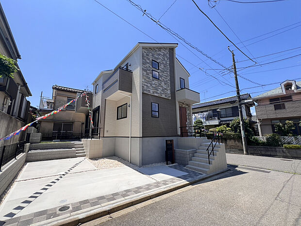 【【外観写真】】低層の一戸建てを中心とした街並みが続いています♪周辺は高い建物が建っていないので、採光や開放性に恵まれ、空が広く緑の多い閑静な趣を感じる環境です。