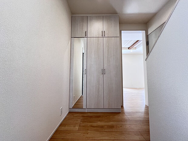 【【2号棟　玄関収納】】クロスや建具を白で統一した清潔感のある玄関です。大容量のシューズボックスのほか、廊下部分に収納スペースを設けています。