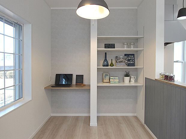 【【No.1】LDKカウンター&可動棚】ちょっとしたPC作業や宿題スペースにぴったりのカウンターと、思い出の写真や書類の整理に便利な高さ調節ができる可動棚です。