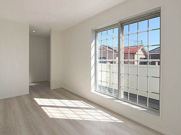 【【No.1:洋室】】格子窓から光が差し込む洋室。奥はウォークインクローゼットへと続いています。