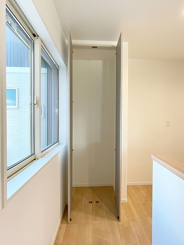 【［施工事例：パントリー］】買いだめのストック品・防災セットの保管などあると便利な大容量のパントリー付き♪(No.2)