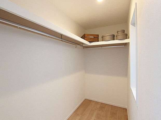 【［施工事例：WIC］】衣替えが楽々♪衣類をスッキリ収納できる「大容量のWIC」あり！(No.1)