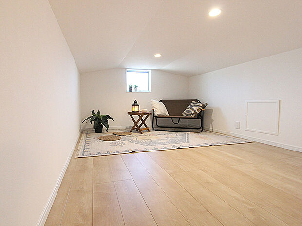 【［施工事例：グルニエ(小屋裏収納)］】まるで3階建てのような「固定階段式」なので、両手で荷物を抱えることができます！趣味部屋・収納部屋など活用法自由自在◎