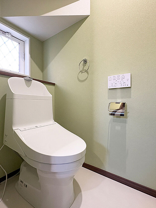 【◆トイレ(TOTO)】ウォシュレット付きの手洗いタンク一体型トイレ。トルネード洗浄で少ない水でまんべんなくしっかり洗える家計に優しい節水タイプ。