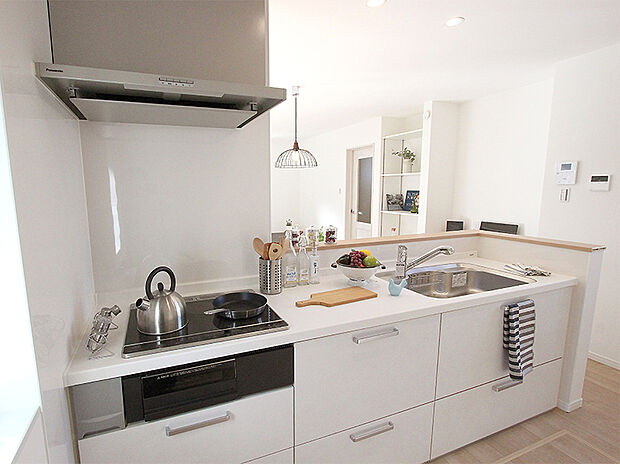 【［施工事例：キッチン］】快適な設備のシステムキッチン。IHコンロなのでお手入れも楽々です♪