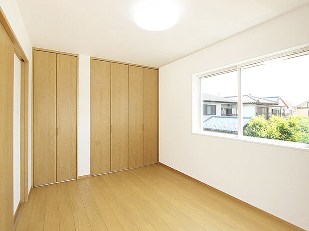 【【施工事例:洋室】】明るい自然光がたっぷり入り、どんなインテリアも映えるナチュラルな空間です。全洋室クローゼット完備。子ども部屋や将来は書斎としても活用できます。