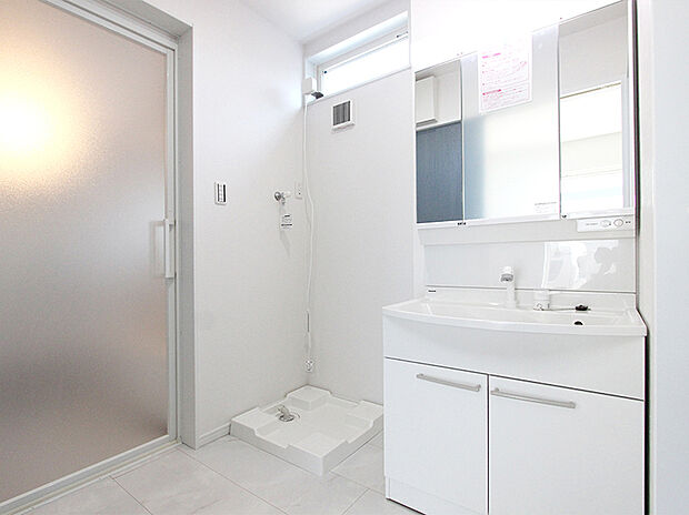 【◆洗面化粧台(Panasonic)】3面鏡はくもりシャットコーティング。裏は収納となっています。シングルレバーシャワー水栓。