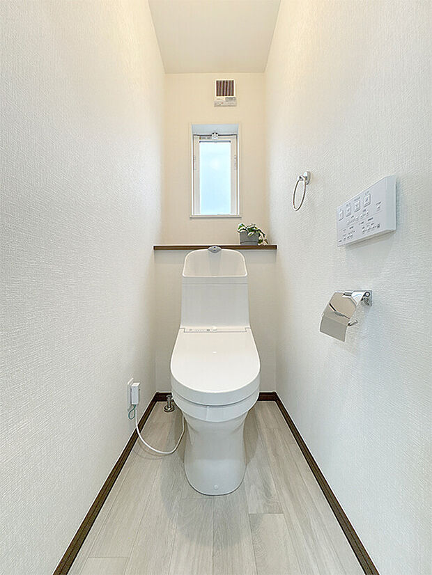 【◆トイレ（TOTO）】ウォシュレット付きの手洗いタンク一体型トイレ。トルネード洗浄で少ない水でまんべんなくしっかり洗える家計に優しい節水タイプ。
