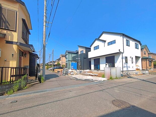 【前面道路含む外観】前面道路含む販売現地