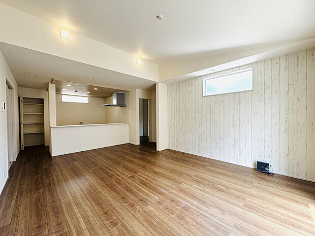 【リビング19.53帖】　白い木目調クロスが横壁を彩る、温かみのあるリビング