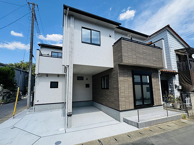 【外観】　敷地30坪・3LDK・カースペース2台可（うち小型車1台）