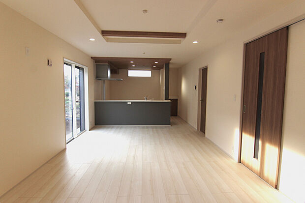 【リビング17.0帖:1号棟】　やさしい色調でまとめた空間に、グレーのアクセントが映える、落ち着きあるリビング。