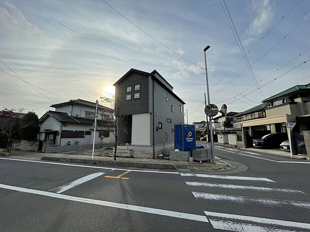 足場解体【2025/11/8撮影】　広い前面道路に面し、陽当たりよく開放感あふれる立地です。