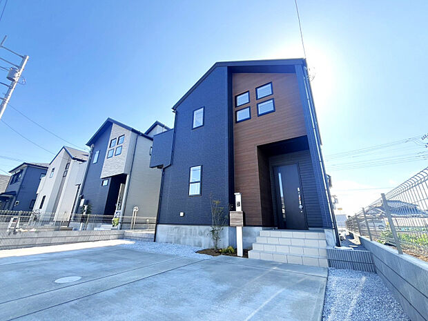 【外観:1号棟】　並列駐車が可能な、ゆとりある外構です。