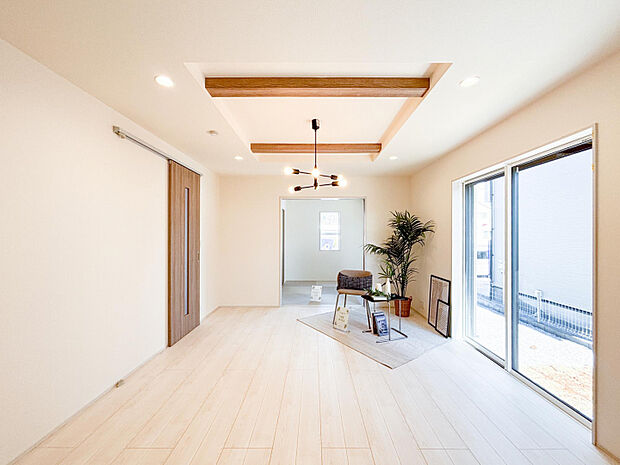 【リビング:1号棟】　南側の大きな窓から陽光が差し込む、明るいリビングです。