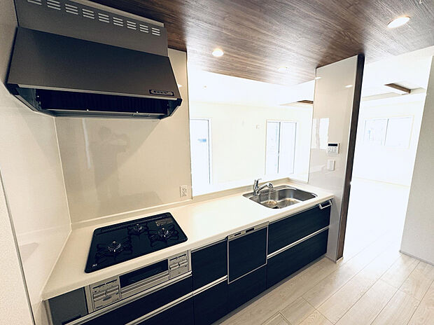 【【パントリー:3号棟】】キッチン横のスペースには4段可動棚や備え付けカウンターがあるパントリーが。調理家電や食材のストック品などの収納に便利。キッチンがスッキリ片付きます。