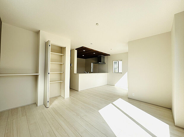 【【リビング16.0帖】】可動棚付きのクローゼットとカウンター付き