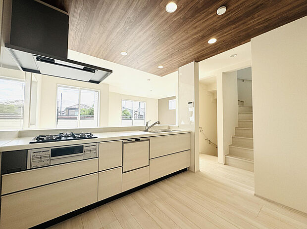 【【キッチン】】キッチンは、食洗器や浄水器一体型水栓・三口コンロ・キッチンコンセントなど便利な機能が付いています。