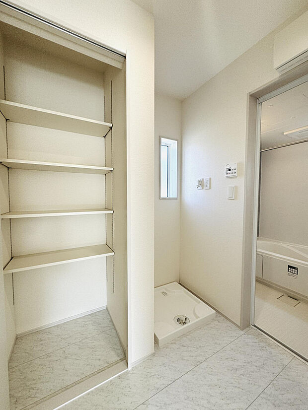 【【脱衣所】】脱衣所は洗面室と別に配置。気を使わず使える、日々の暮らしにうれしい工夫です。