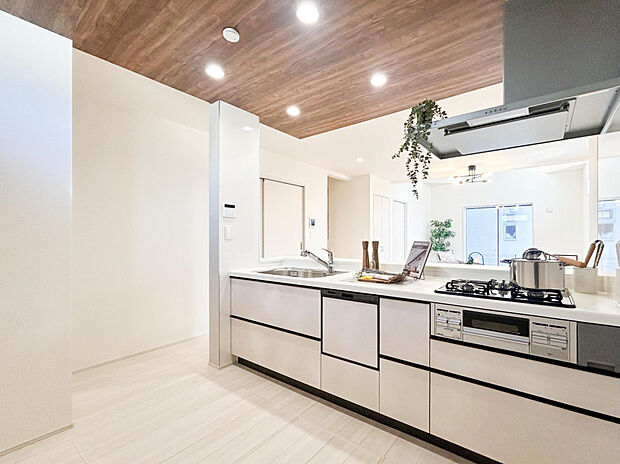 【【キッチン】】食洗器や浄水器一体型水栓など使いやすさにこだわった機能が配備されています。背面にはカウンター付き収納あり。床下収納付き。