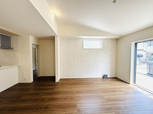 【【リビング】】南向きで明るい19帖のリビングは、勾配天井が開放的な憩いの空間です。