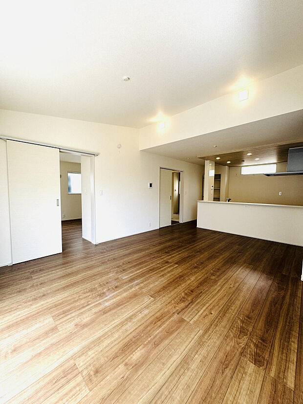 【【リビング】】リビングの西側は10.75帖の主寝室。引き戸を開けるとさらに広い空間になります。