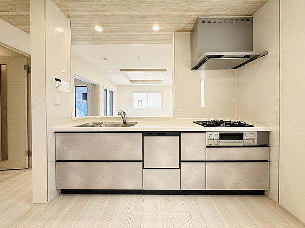 【【3号棟:キッチン】】グレーの石目調収納が空間にやさしく映えるキッチン。食洗機や浄水器付きで使い勝手も良好です。