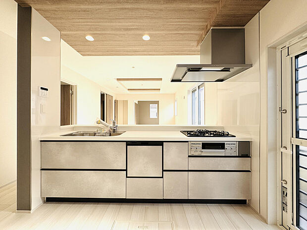 【【キッチン:1号棟】】グレーの石目調収納が空間にやさしく映えるキッチン。食洗機や浄水器付きで使い勝手も良好です。