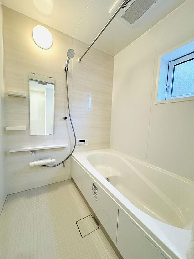 【【浴室】】明るくやわらかな色合いのバスルーム。浴室暖房換気乾燥機付で冬は温かく、雨の日のお洗濯も安心。浴槽は温かさが続くサーモバスS構造です。