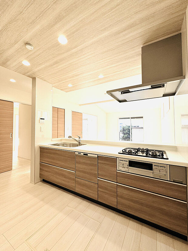 【【キッチン】】リビング全体を見渡せるカウンターキッチン。