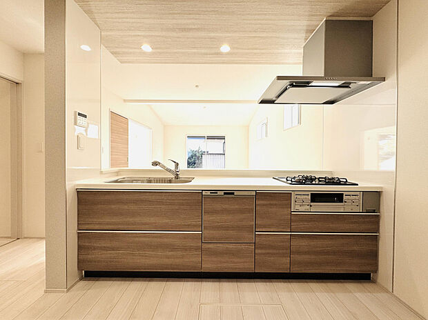 【【キッチン収納】】キッチンは、ビルトインの食洗器や浄水器一体型水栓を配備し使い勝手も◎。ストック品の収納に便利な床下収納付き。