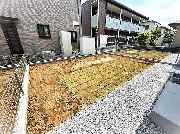 【【庭:2号棟】】南側に庭を設けた、陽当たりの良い住まいです。