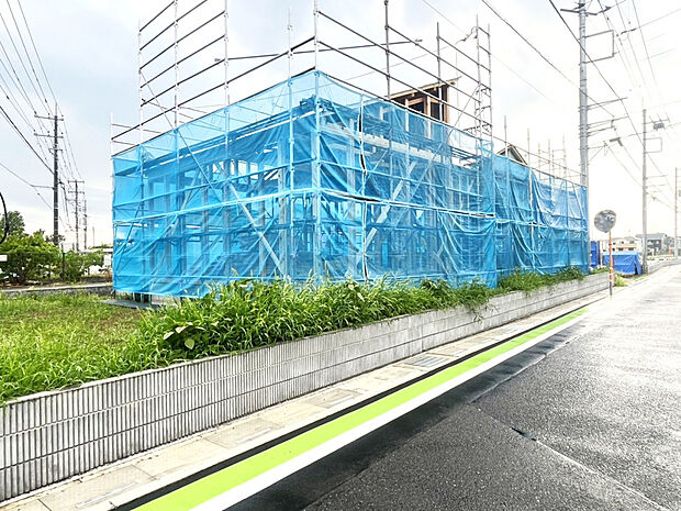 【上棟【2026/8/3撮影】】遊歩道＋前面道路の開放感ある立地