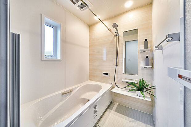 【【リクシルAX】】あたたかさが続く人造大理石を採用したバスルーム。保温構造の浴槽や、シルクミストのシャワーで快適なバスタイムを過ごせます。お手入れもラクラクでいつでもキレイを保てます。