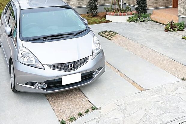 【カースペース2台分/並列駐車可】1号棟は2台分カースペースを確保し、出し入れもしやすい並列駐車。家族で複数台仕様する際や、来客時の駐車スペースとしても活躍します。※駐車可能車種には制限があります。