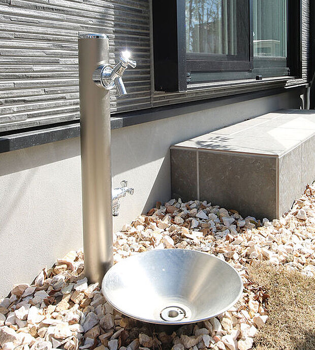 【【外水栓】】便利なガーデンパン(水受け皿)が付いた外水栓は、蛇口が2つで使い勝手が良く、エクステリアとしても美しいデザインです。植栽や庭の水やり、洗車などにも使えます。