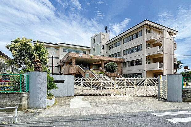 大袋東小学校（現地より徒歩4分）