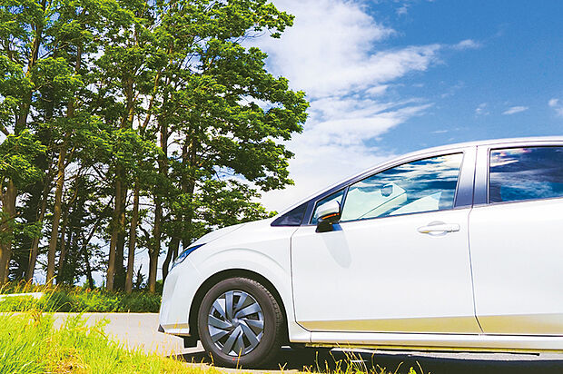 【【カースペース2台】】カースペース2台分を全邸標準で確保。日常の送迎や来客時にもゆとりを持って対応でき、家族の暮らしにちょうどいい安心感をもたらします。※駐車可能な車種には制限があります。