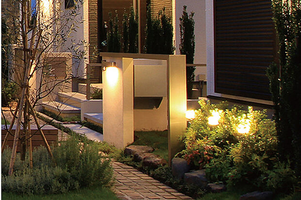 【【灯かりのいえなみ協定?】】夜になると各邸の外部灯が自動で点灯する「灯かりのいえなみ協定?」を締結。住まいや植栽、足元などを美しく照らし、夜間の防犯性も高めています。街の中を歩けば、住まう方を玄関までエスコートしてくれる照明計画