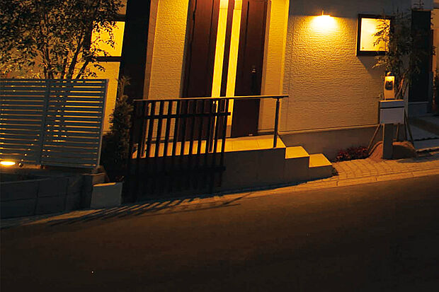 【【灯かりのいえなみ協定(R)】】暗くなると自動点灯します。街全体を照らすことで、美しい景観を創出するとともに、地域全体の安全性と防犯性を高めます。