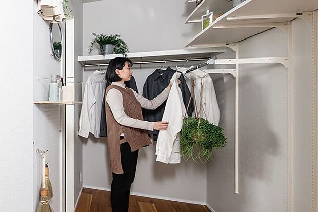 【ファミリーストレージ【邸別プラン】】コートやスーツ、キャリーケースなど無理なく収納できる大容量のファミリーストレージ。 帰宅後すぐにしまうことができ、お子様の片付け習慣が身に付きます。※収納プランは号棟により異なります。