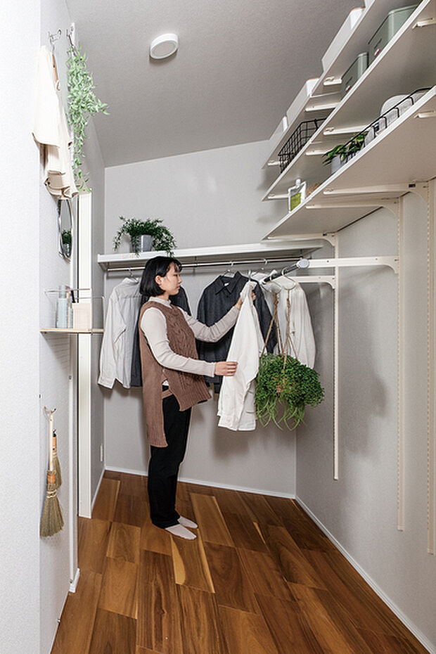 【ファミリーストレージ】コートやスーツ、キャリーケースなど収納できる便利なハンガーパイプや有孔ボードを採用した大容量のファミリーストレージ。帰宅後すぐにしまうことができ、お子様の片付け習慣が身につきます。