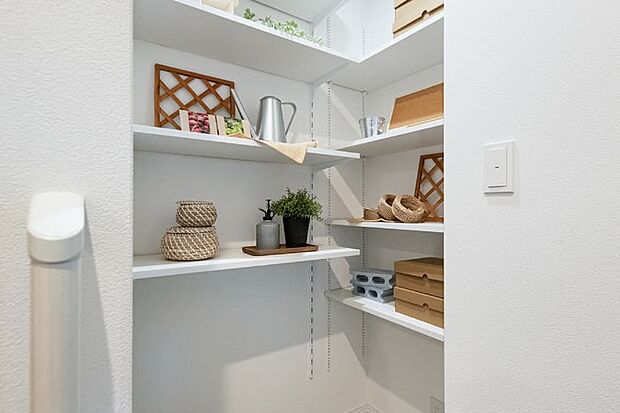 【【土間収納】】スポーツ道具やガーデニング用品などを片付けておける便利な収納を玄関スペースに確保。外使いのものなど取り出しやすく、玄関をスッキリと片付けられます。※収納の大きさは号棟により異なります。