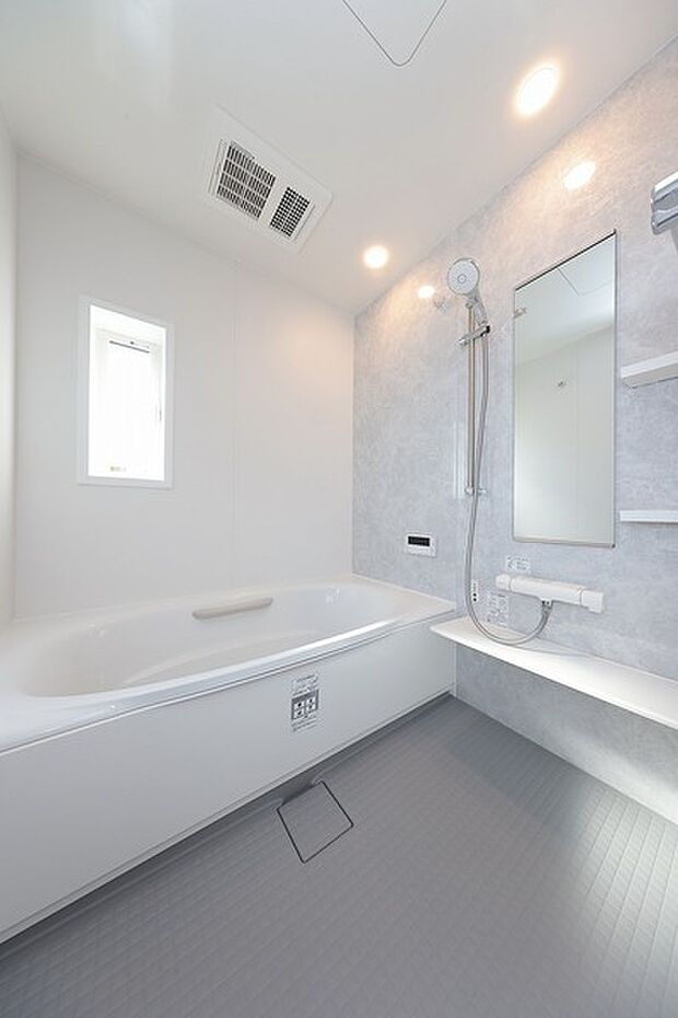 【【LIXIL AX】】あたたかさが続く人造大理石を採用したバスルーム。保温構造の浴槽や、シルクミストのシャワーで快適なバスタイムを過ごせます。お手入れもラクラクでいつでもキレイを保てます。