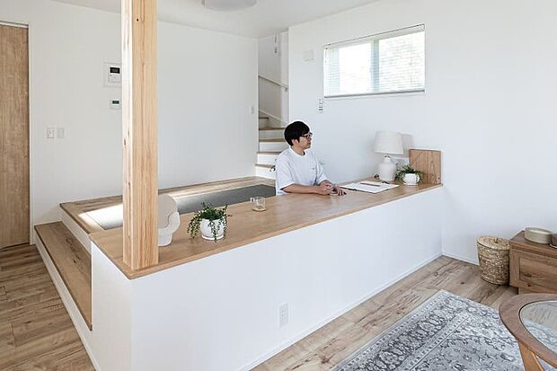 【INNER STYLE-01/ステージリビング】段差で空間をゆるやかに仕切るステージのような空間をリビングの一角に設置。独立性がありながらも程よい距離感で家族の気配が感じられる、あたたかなプランです。