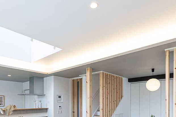 【ホテルライクなL型コーブ照明】天井の輪郭をなぞるL型コーブ照明が、静かな陰影と広がりを生み出し、ホテルのようにラグジュアリーな空間を演出。日常にワンランク上のくつろぎをもたらします。