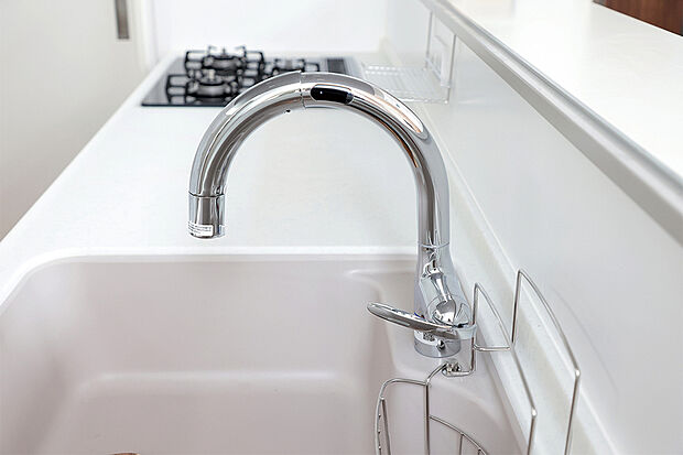 【【タッチレス蛇口一体型浄水器】】清潔・安心に配慮したタッチレス水栓は、ストレスフリーな操作性。止水時のセンサー反応速度が早く、瞬時に水を出し止めできるので時短はもちろん節水効果も期待できます。